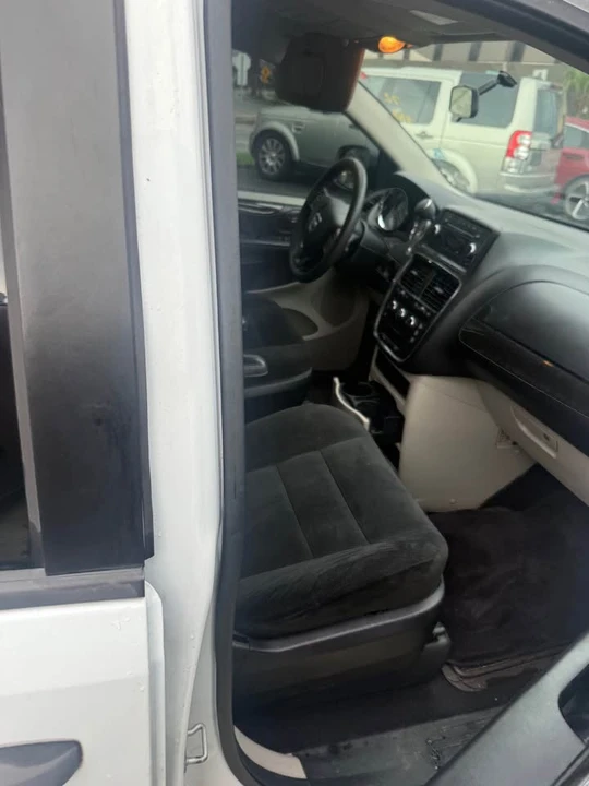 2015 Dodge Caravan - Image 6 of 6