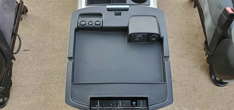 2015 Parts & Memorabilia Seats & Interior - Image 10 of 10
