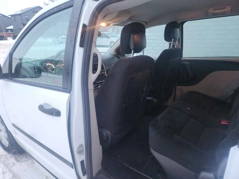 2015 Dodge Caravan - Image 6 of 10