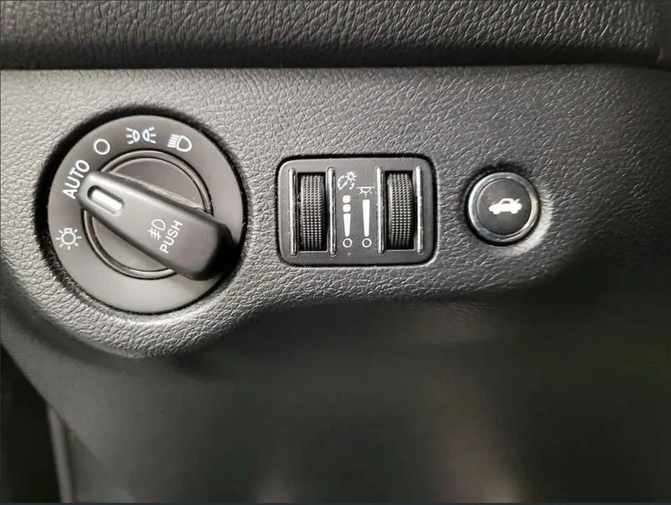 2015 Dodge Challenger 3rd Gen - Image 14 of 18