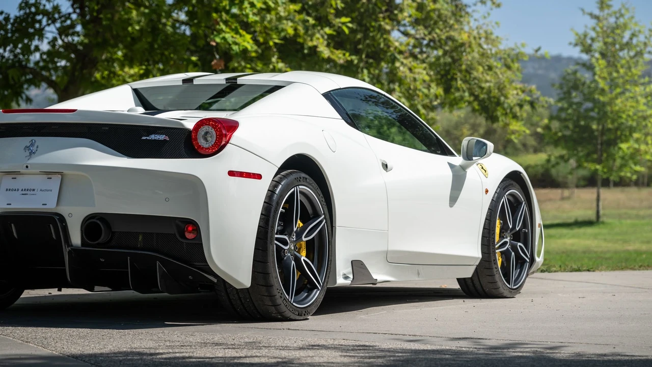 2015 Ferrari 458 Speciale Aperta - Image 16 of 31