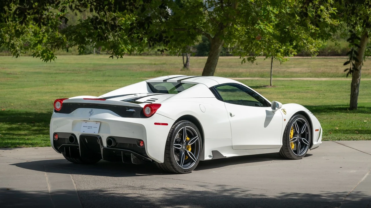 2015 Ferrari 458 Speciale Aperta - Image 2 of 31