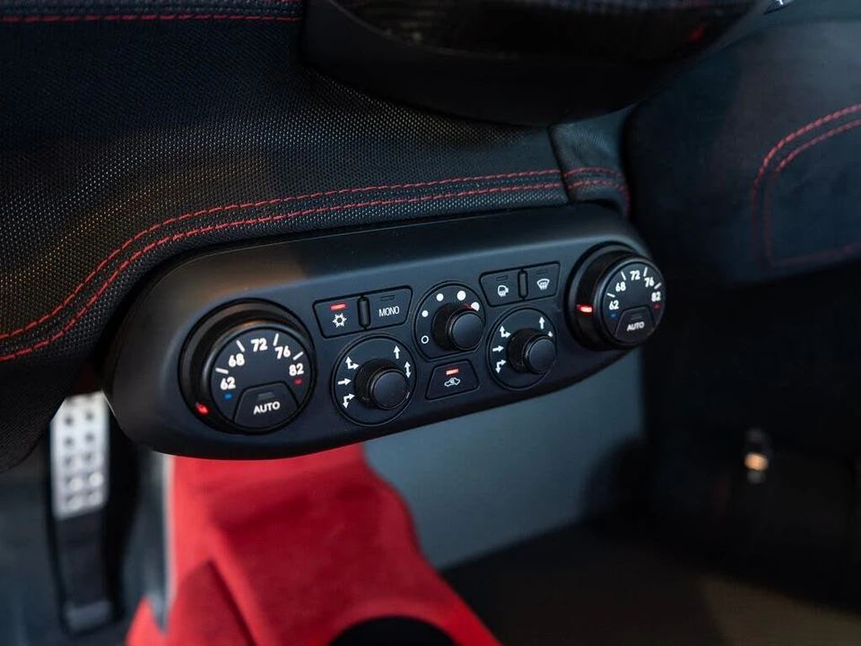 2015 Ferrari 458 Speciale - Image 25 of 31