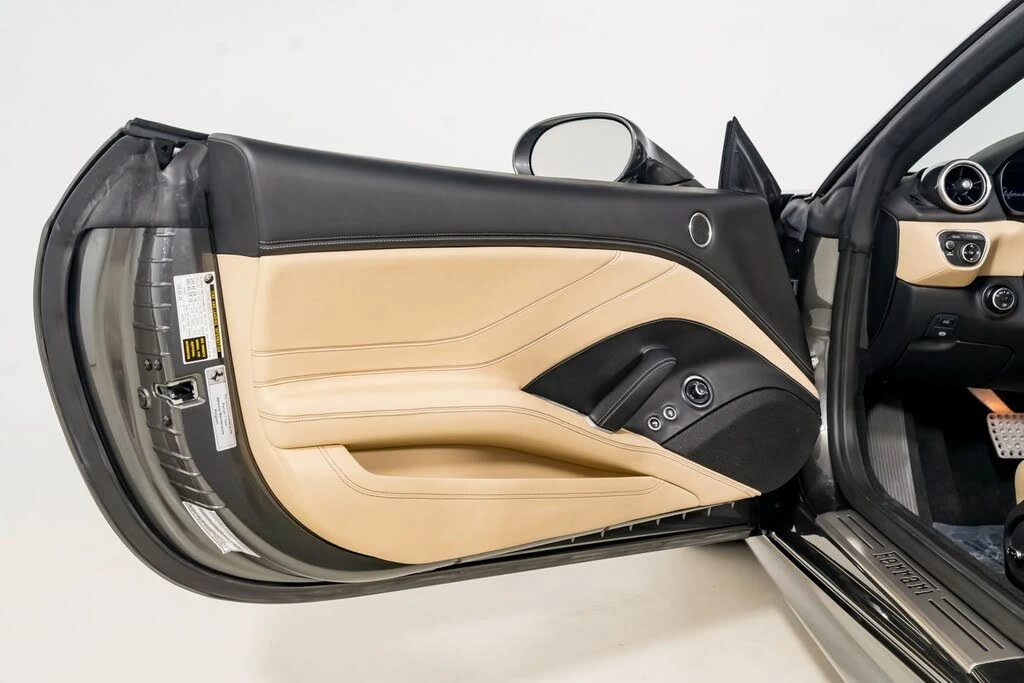 2015 Ferrari California T - Image 26 of 31