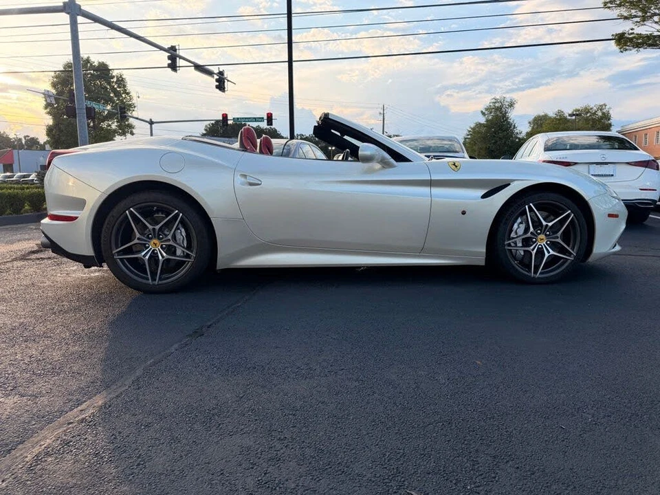 2015 Ferrari California T - Image 4 of 31