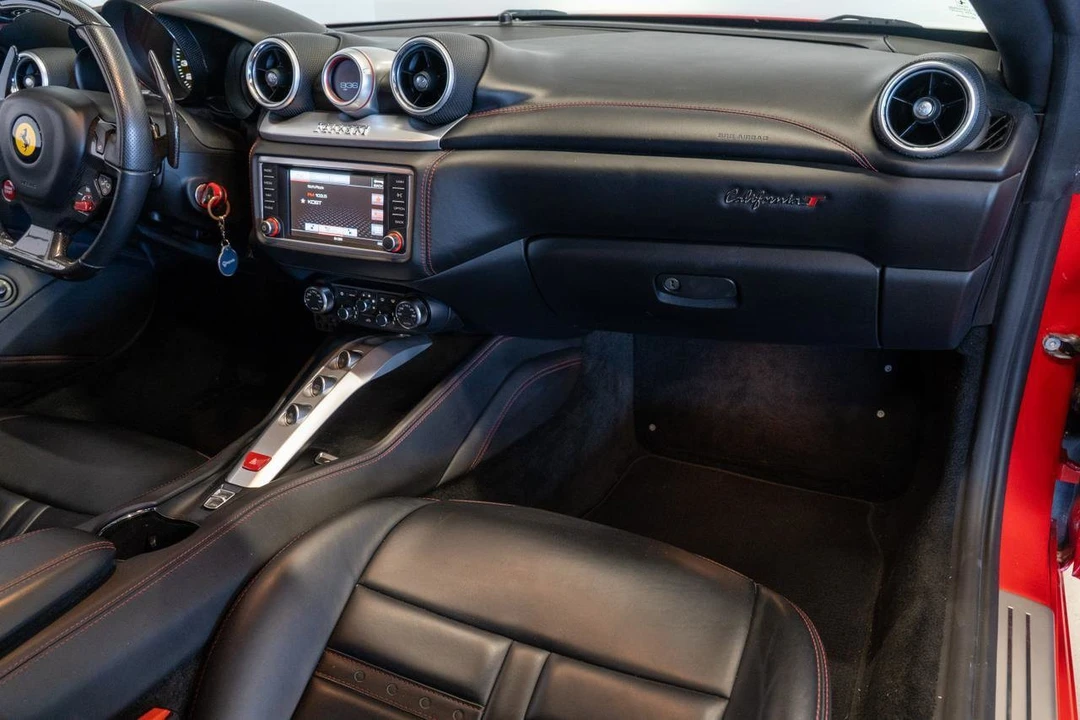 2015 Ferrari California T - Image 8 of 31