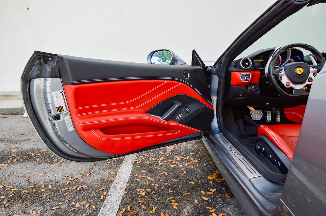 2015 Ferrari California T - Image 30 of 31