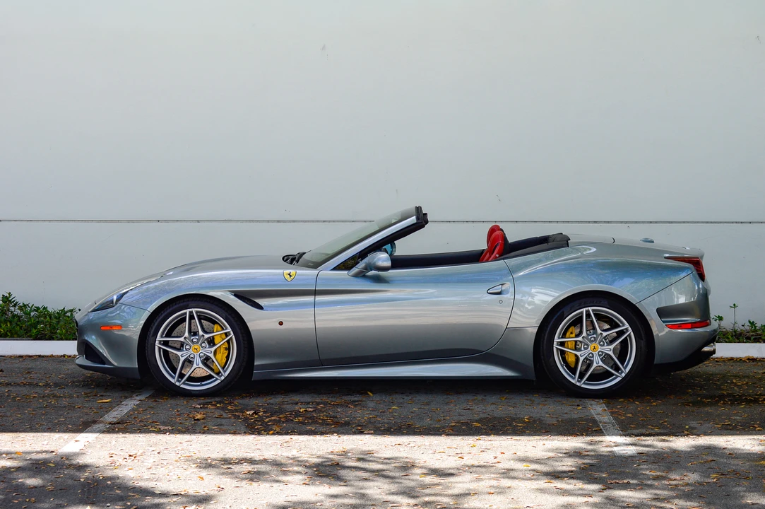 2015 Ferrari California T - Image 9 of 31