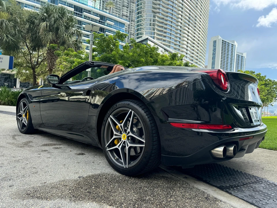 2015 Ferrari California T - Image 11 of 31