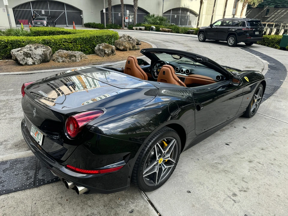 2015 Ferrari California T - Image 16 of 31