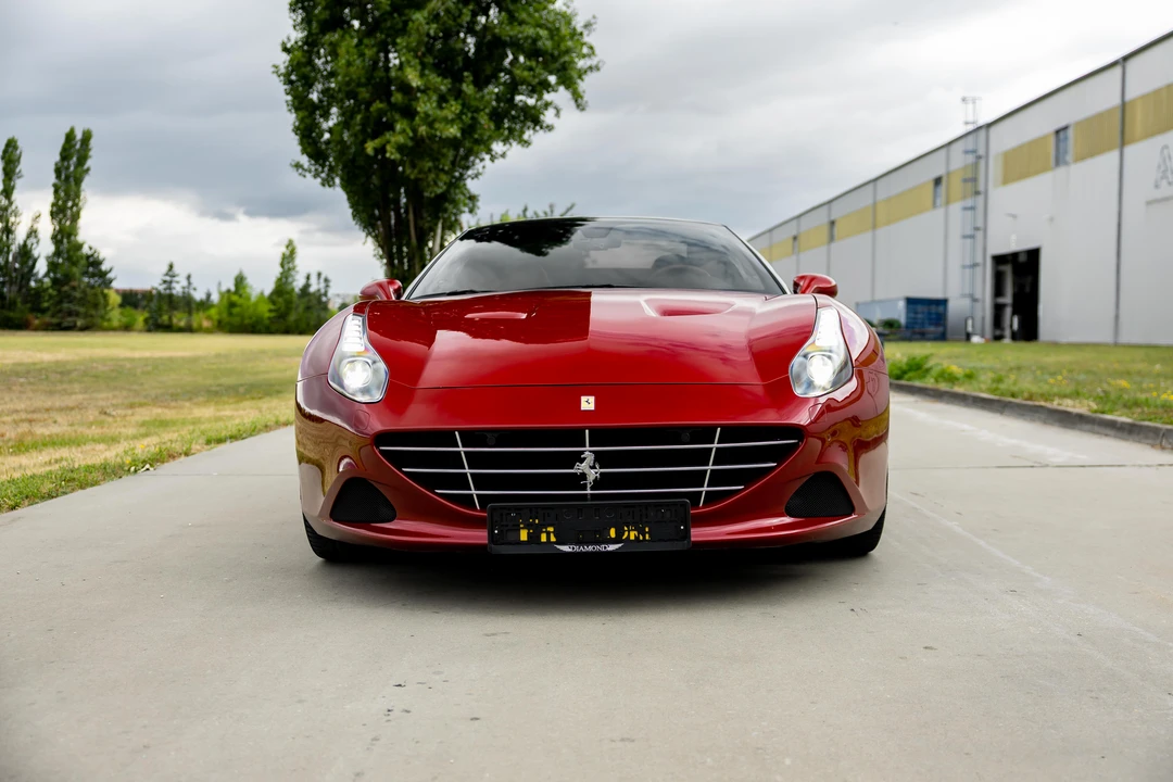 2016 Ferrari California T - Image 2 of 31
