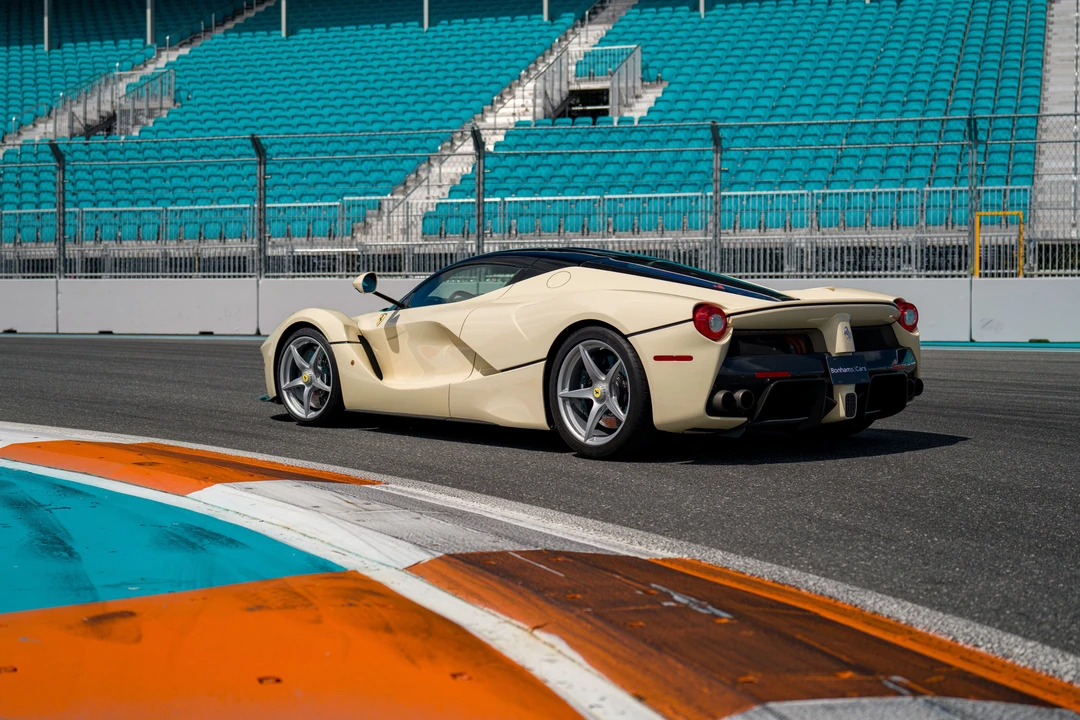 2015 Ferrari LaFerrari - Image 4 of 31