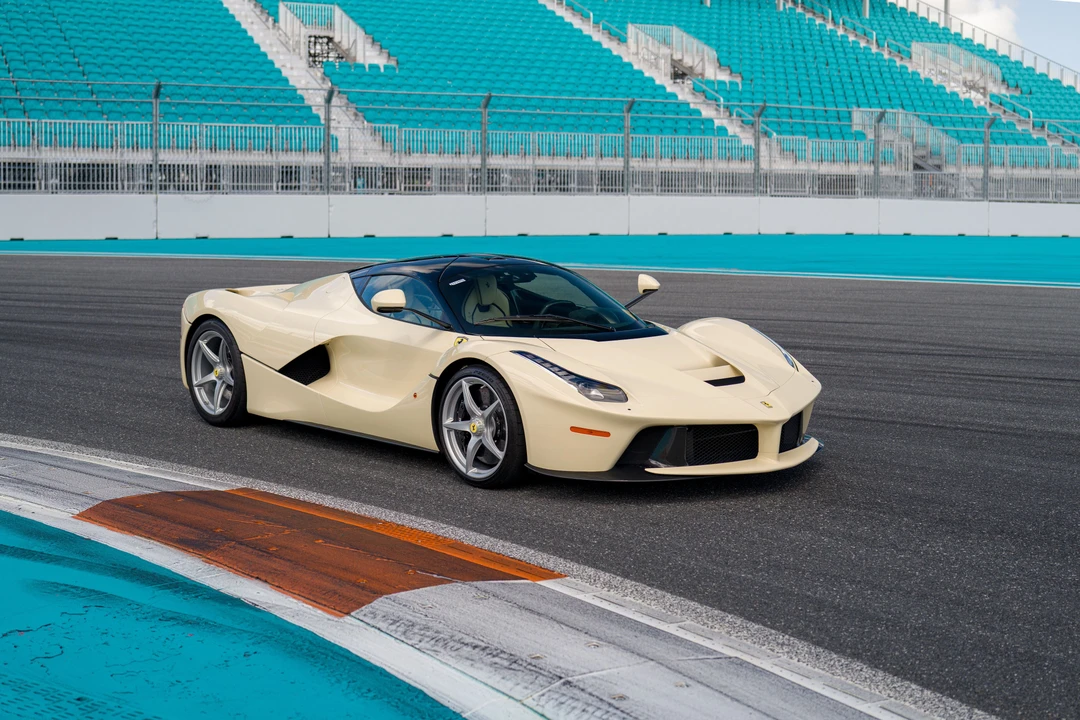 2015 Ferrari LaFerrari - Image 2 of 31