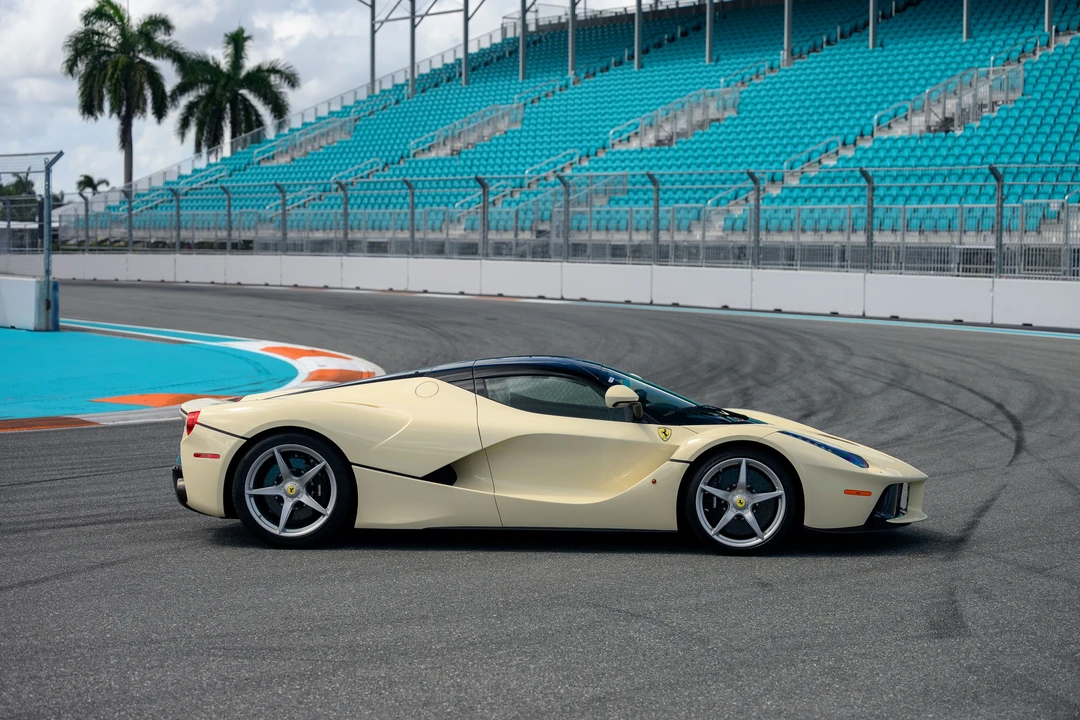 2015 Ferrari LaFerrari - Image 12 of 31