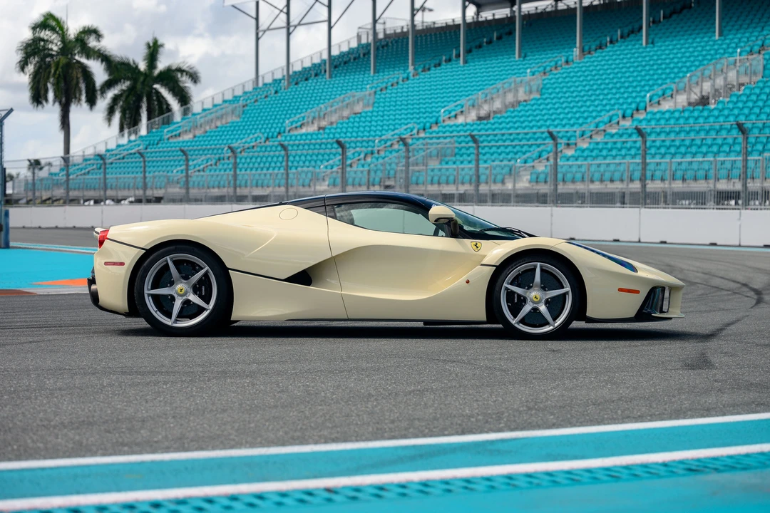 2015 Ferrari LaFerrari - Image 11 of 31