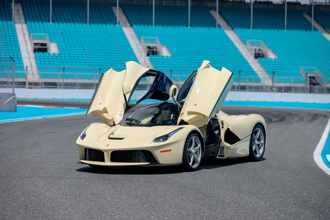2015 Ferrari LaFerrari - Image 28 of 31