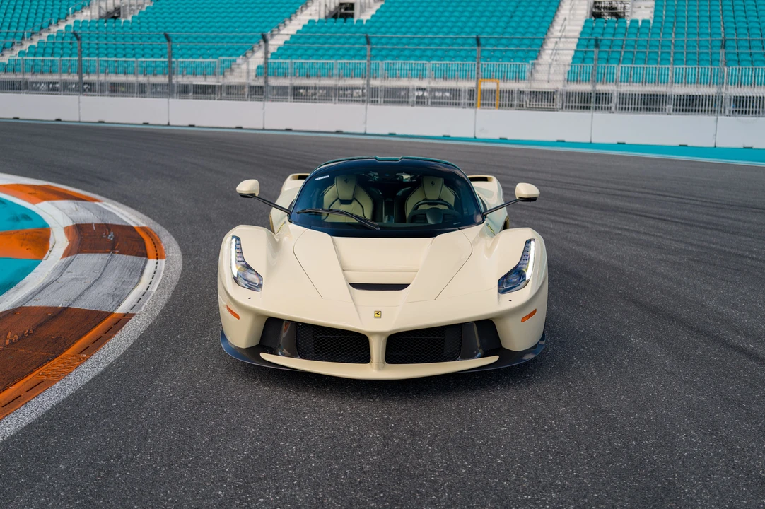 2015 Ferrari LaFerrari - Image 7 of 31