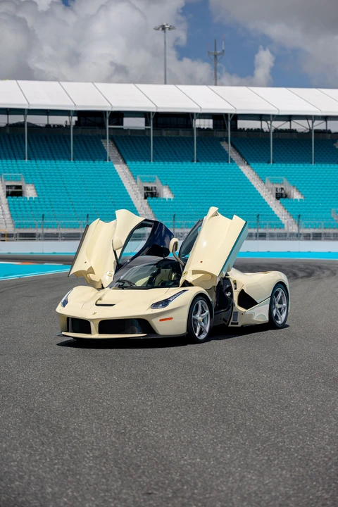 2015 Ferrari LaFerrari - Image 17 of 31