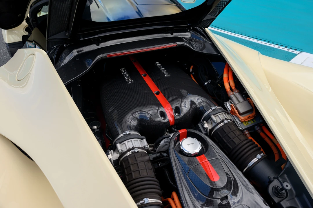 2015 Ferrari LaFerrari - Image 24 of 31