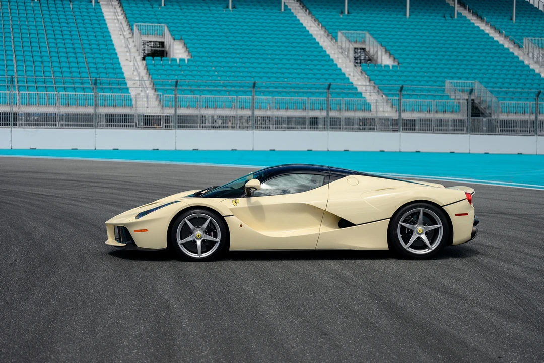 2015 Ferrari LaFerrari - Image 16 of 31