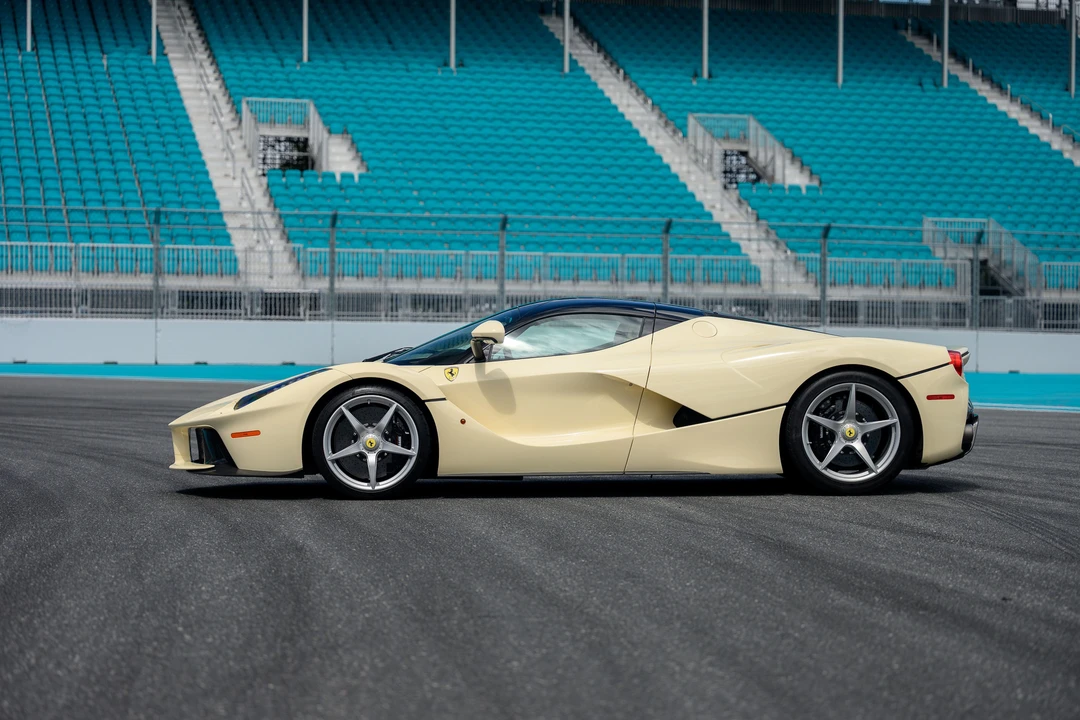 2015 Ferrari LaFerrari - Image 15 of 31