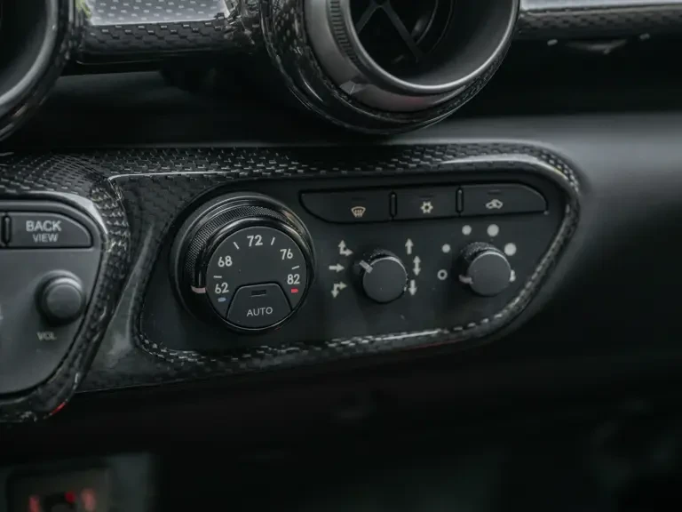 2015 Ferrari LaFerrari - Image 28 of 31