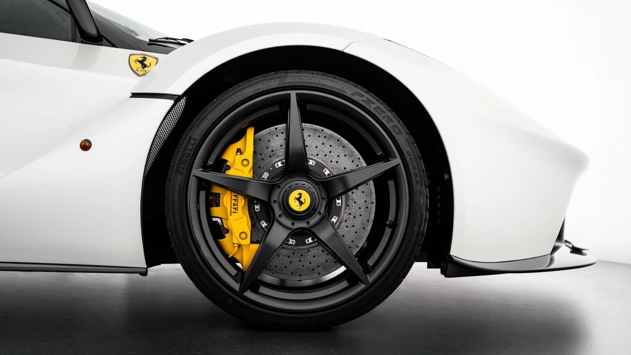 2015 Ferrari LaFerrari - Image 29 of 31