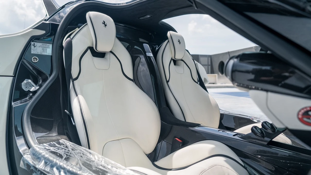 2015 Ferrari LaFerrari - Image 6 of 31