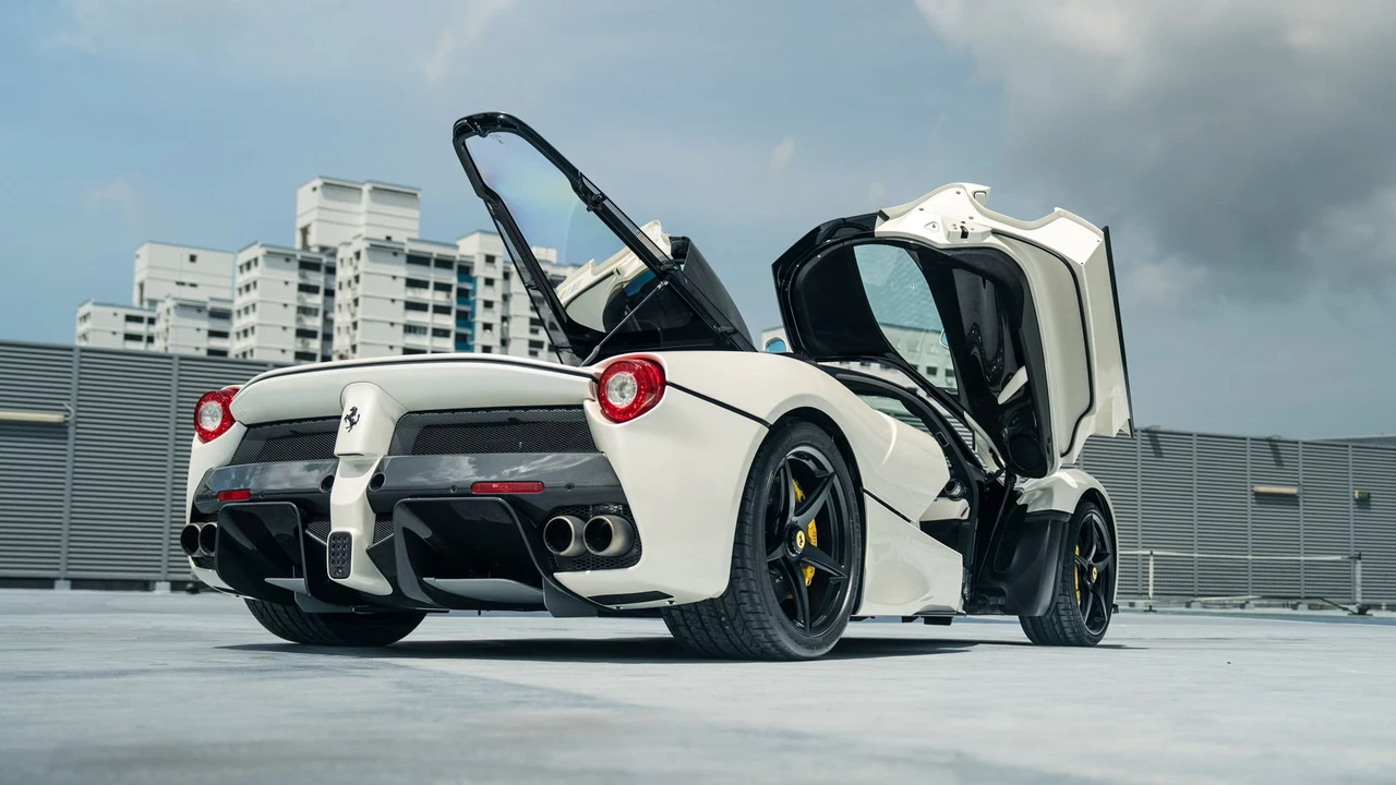 2015 Ferrari LaFerrari - Image 11 of 31