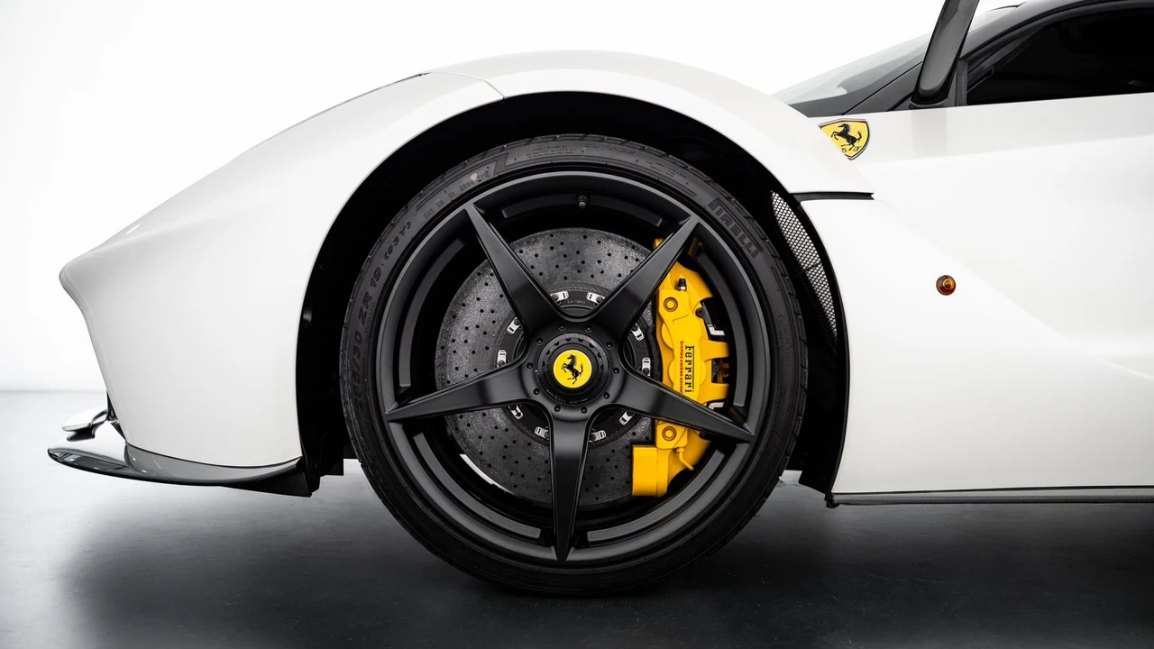 2015 Ferrari LaFerrari - Image 28 of 31