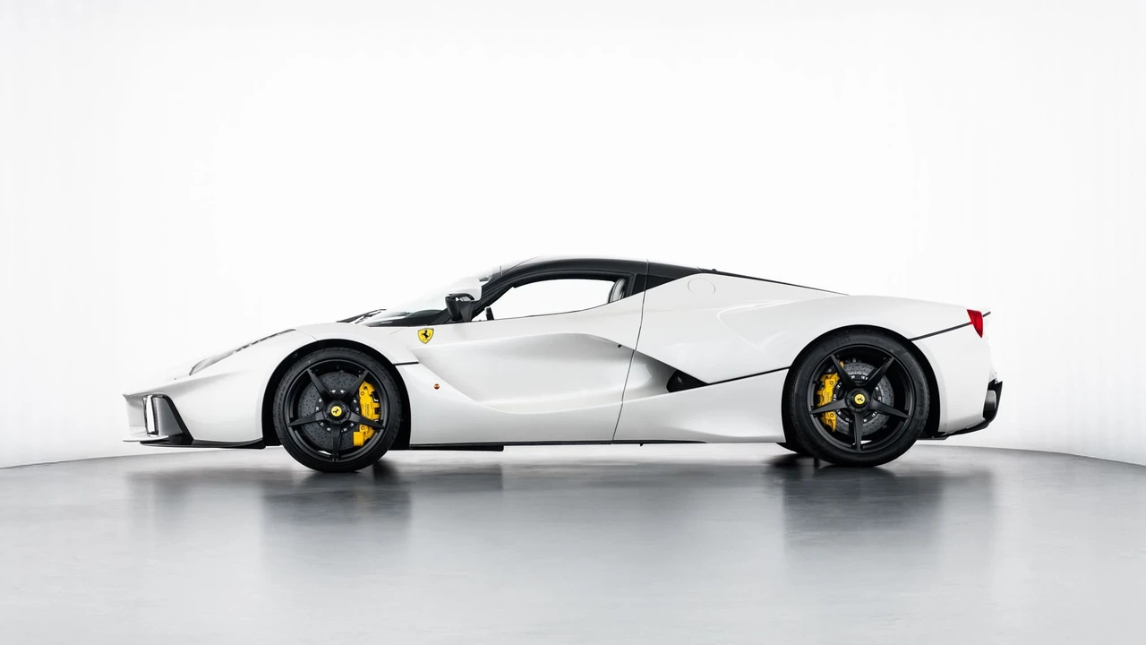 2015 Ferrari LaFerrari - Image 2 of 31