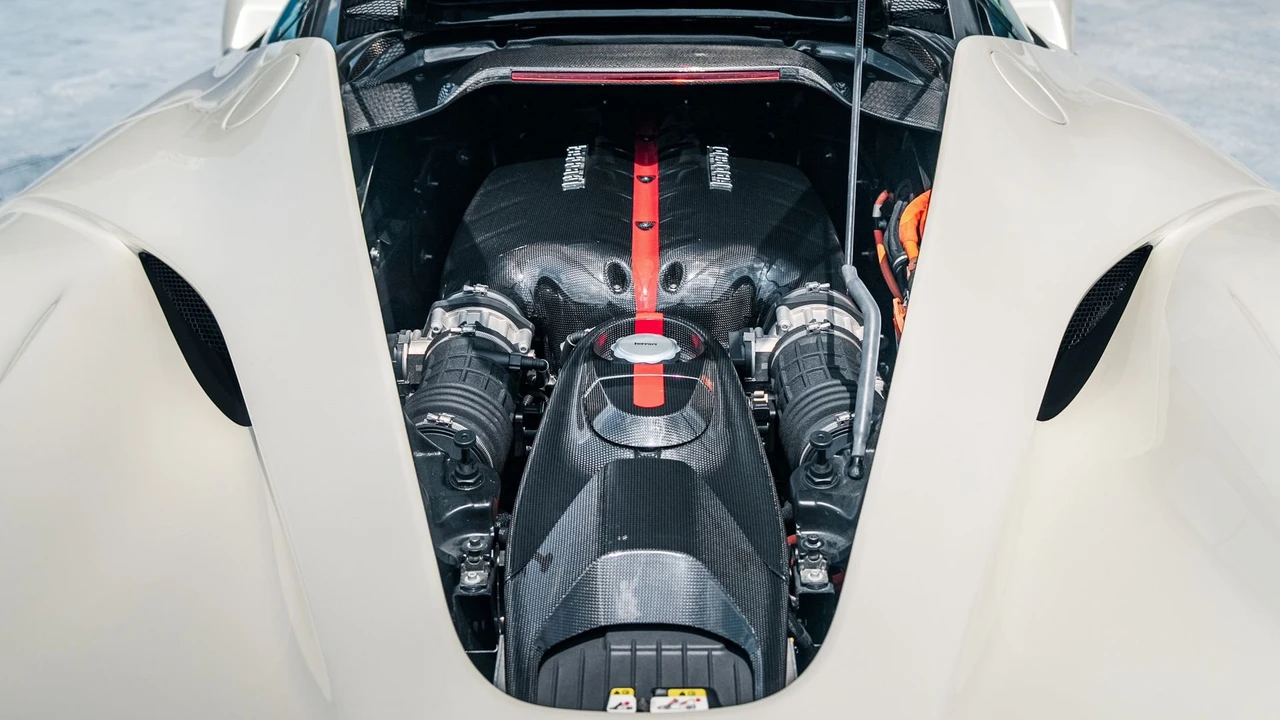 2015 Ferrari LaFerrari - Image 8 of 31