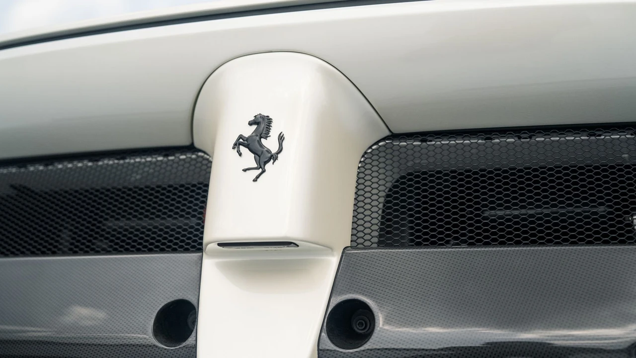 2015 Ferrari LaFerrari - Image 24 of 31