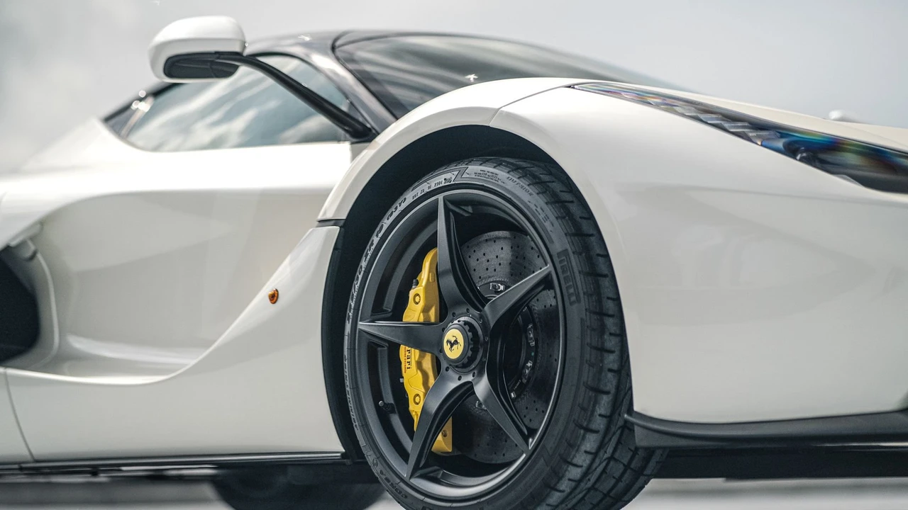 2015 Ferrari LaFerrari - Image 16 of 31