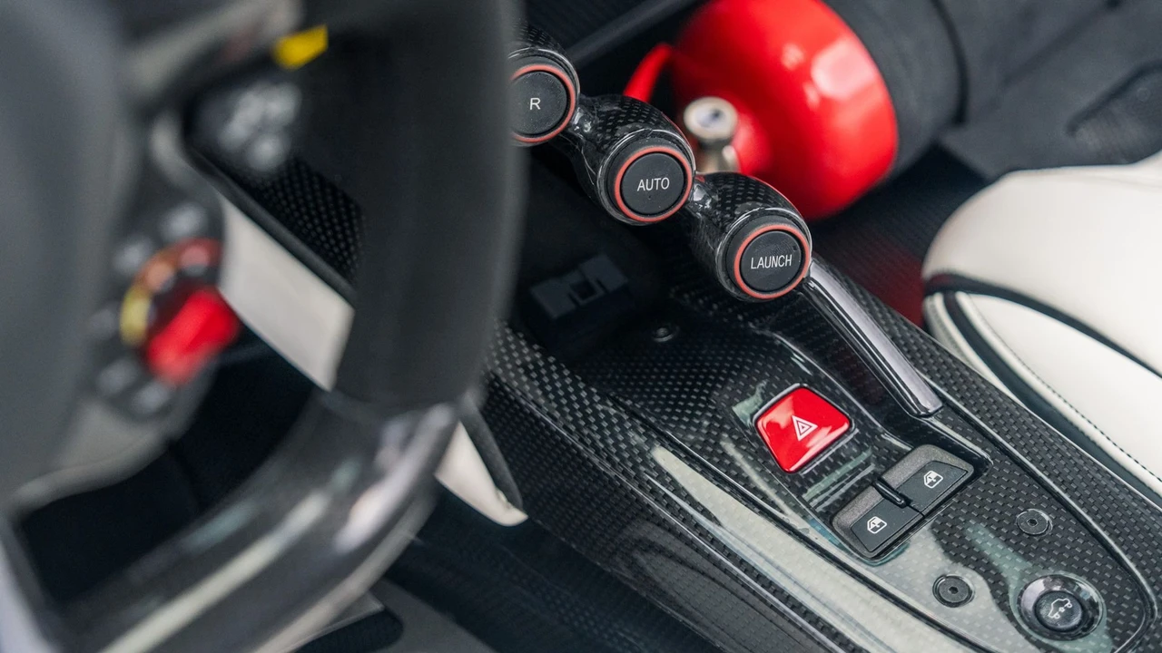 2015 Ferrari LaFerrari - Image 27 of 31