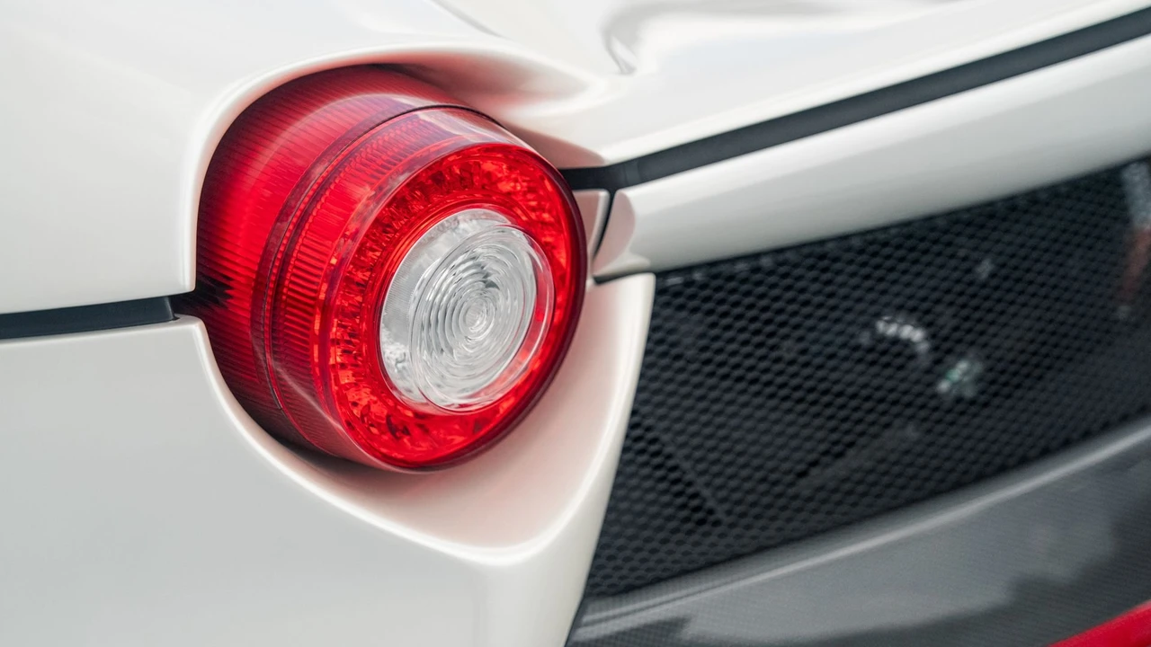 2015 Ferrari LaFerrari - Image 25 of 31