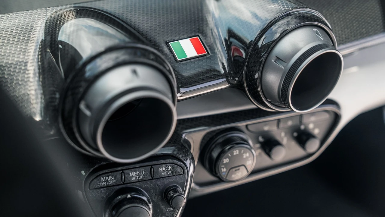 2015 Ferrari LaFerrari - Image 29 of 31