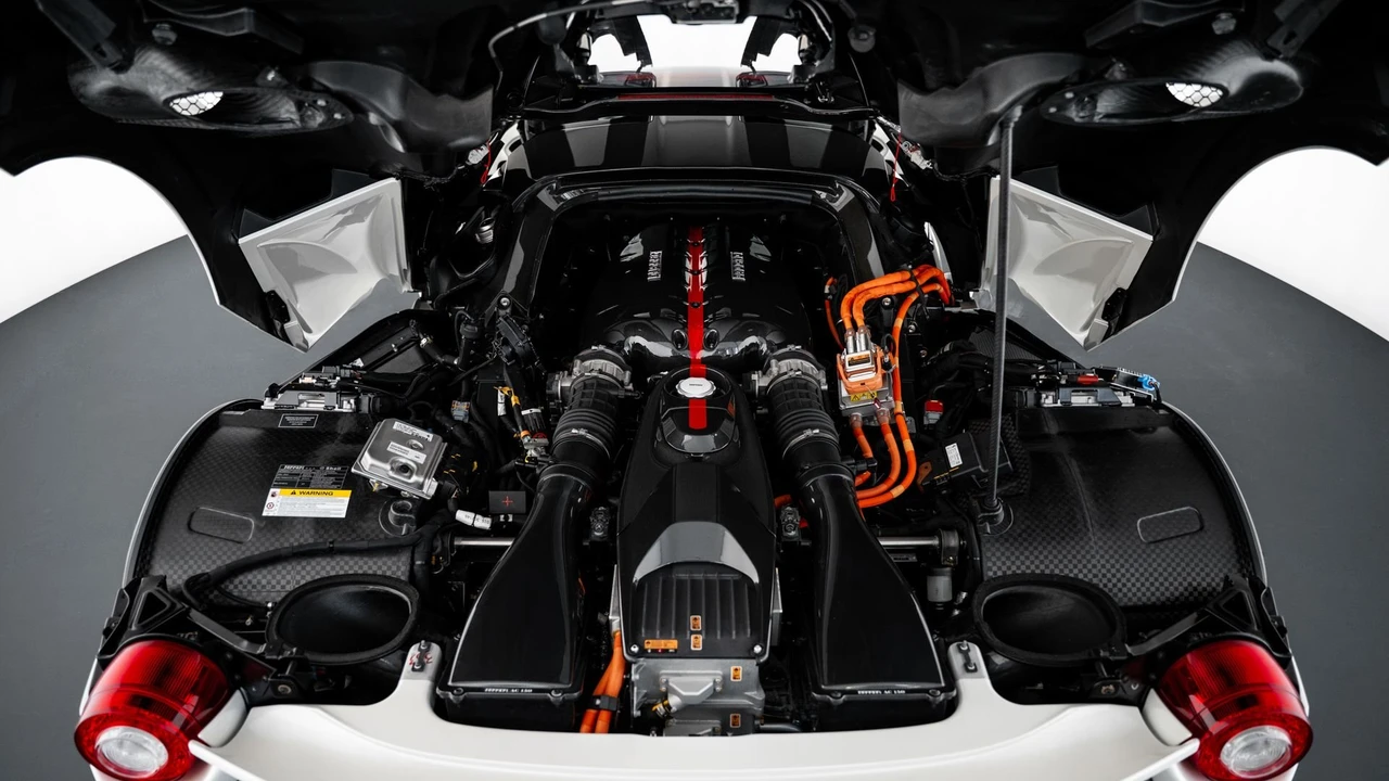2015 Ferrari LaFerrari - Image 7 of 31
