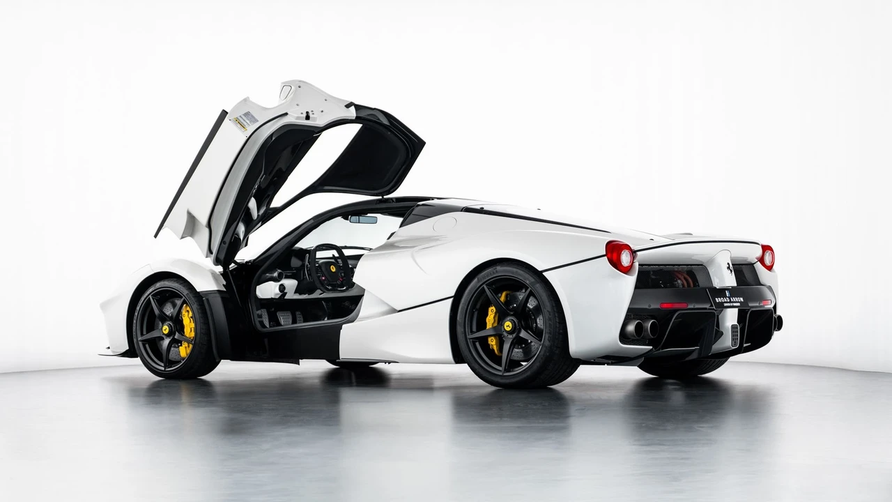 2015 Ferrari LaFerrari - Image 18 of 31