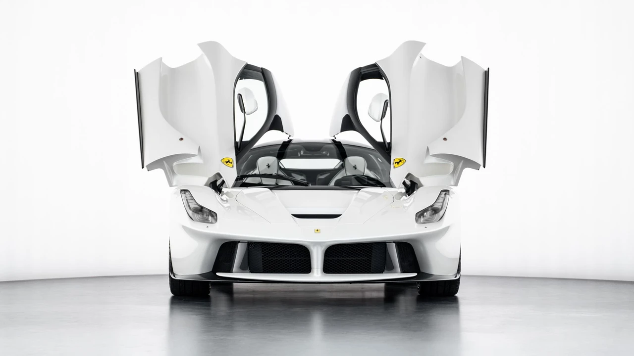 2015 Ferrari LaFerrari - Image 14 of 31