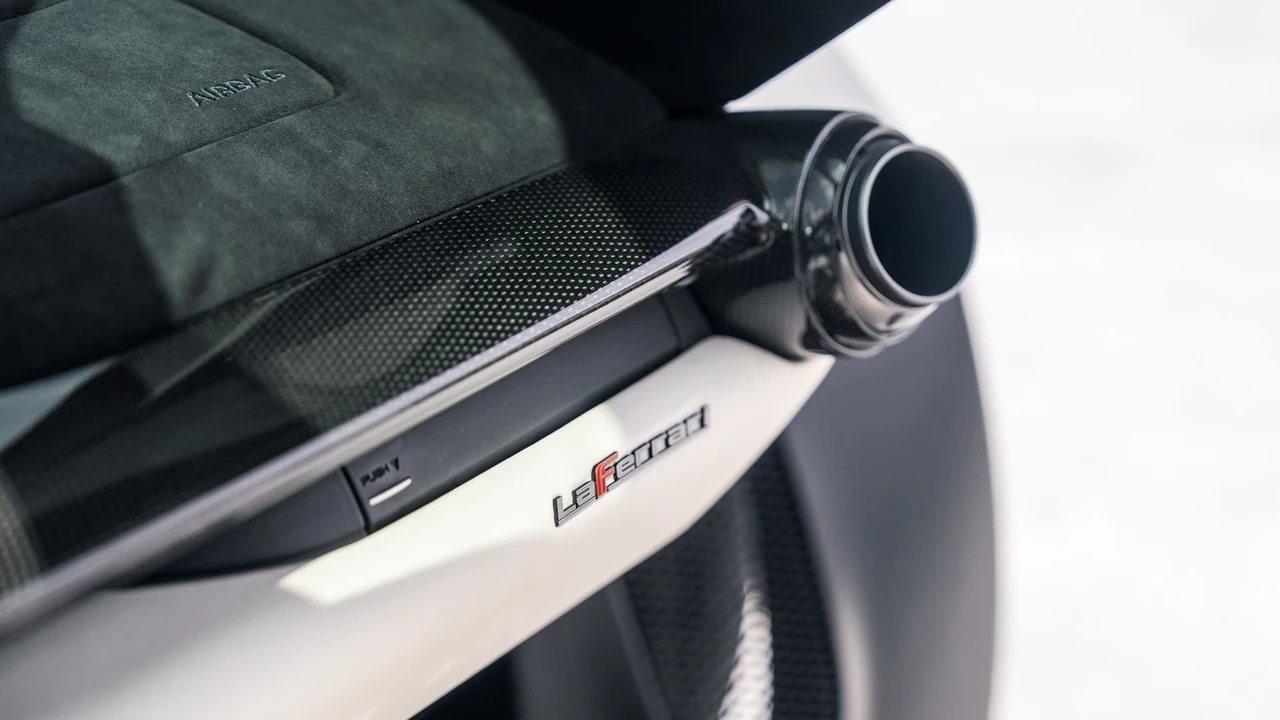2015 Ferrari LaFerrari - Image 30 of 31