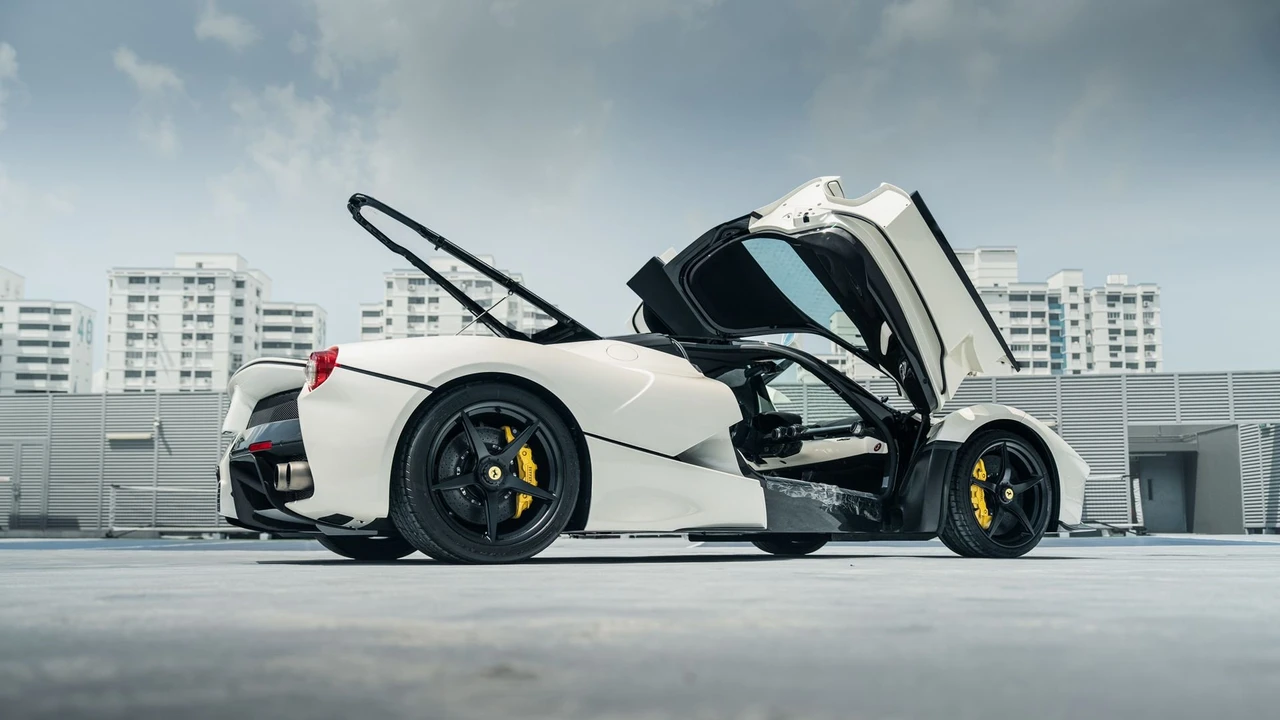 2015 Ferrari LaFerrari - Image 20 of 31