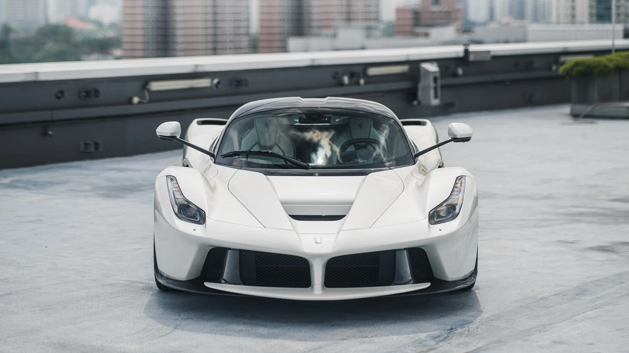 2015 Ferrari LaFerrari - Image 2 of 31