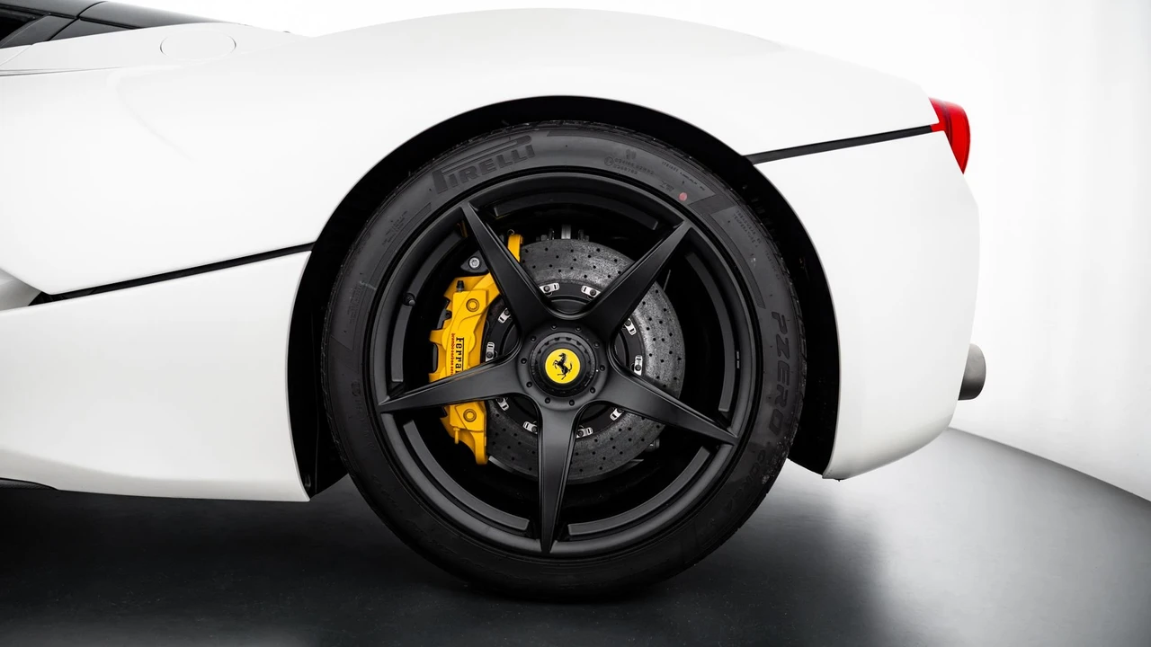 2015 Ferrari LaFerrari - Image 30 of 31