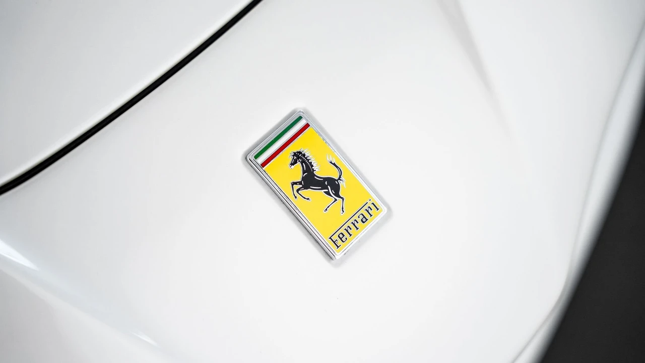 2015 Ferrari LaFerrari - Image 27 of 31