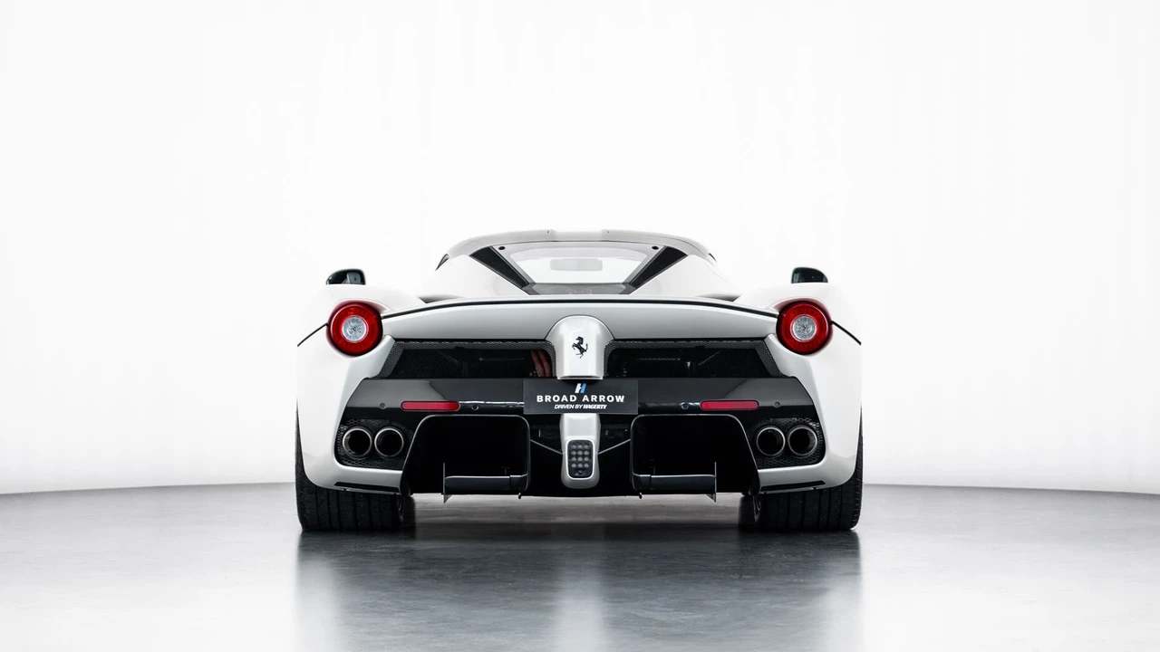 2015 Ferrari LaFerrari - Image 15 of 31