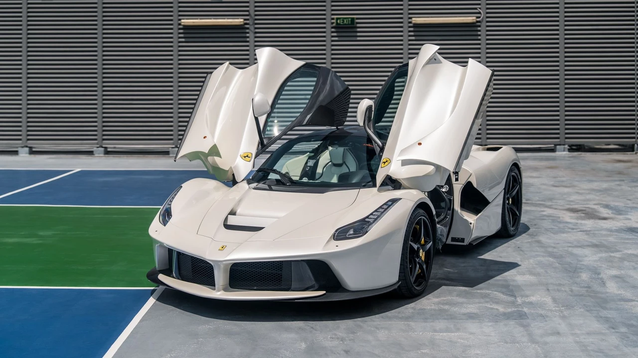 2015 Ferrari LaFerrari - Image 22 of 31