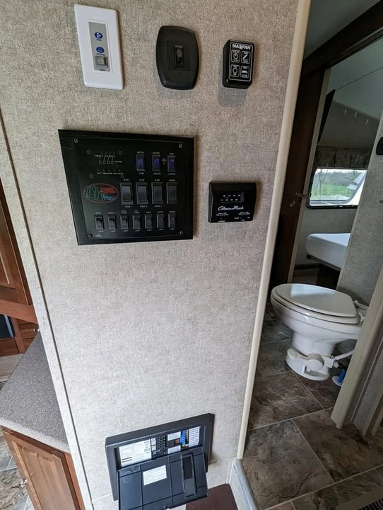 2015 Forest River - Image 14 of 20