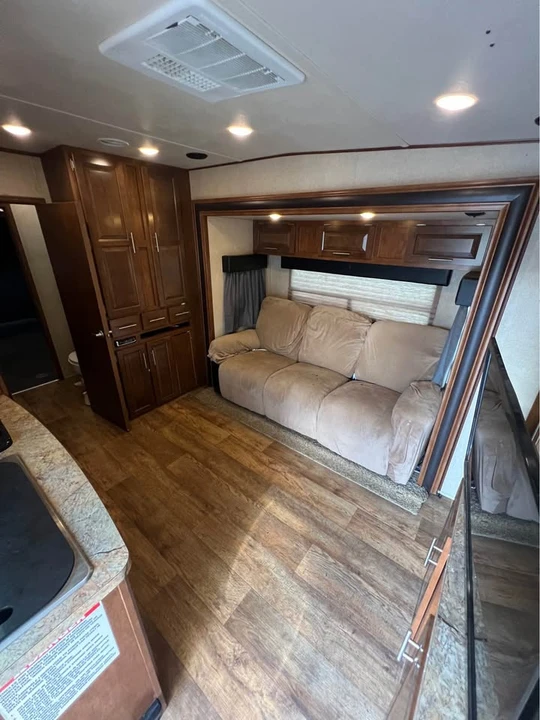 2015 Forest River - Image 2 of 7