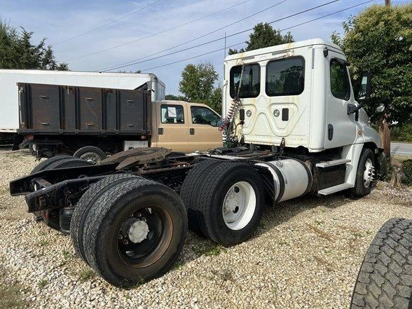 2015 Freightliner - Image 4 of 12